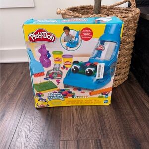 Play-Doh Zoom Zoom Vacuum Cleaner Toy, 6
Accessories & 5 Cans brand new